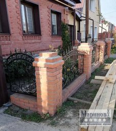 Невысокий металлический забор с арочными секциями и золотистыми завитками З-13