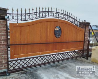 Металлические ворота с заполнением в древесных тонах и ажурной окантовкой В-53
