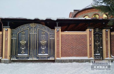 Кованые ворота и калитка с золотистыми рамками и симметричным орнаментом В-51