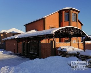 Арочный металлический автонавес с ажурным фронтоном и центральным декоративным акцентом Н-11