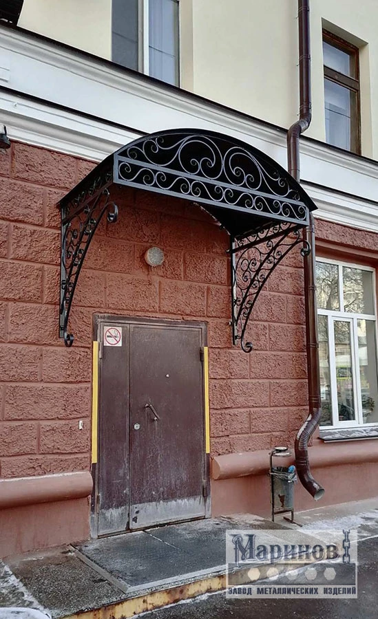 Кованый козырёк над дверью с арочным орнаментом и вытянутыми боковыми кронштейнами К-30 — фото 1