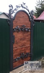 Металлическая калитка в древесных тонах с коваными ветвями и аркой В-36