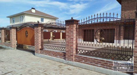 Металлический забор с нижней полосой ромбов и растительными медальонами З-20