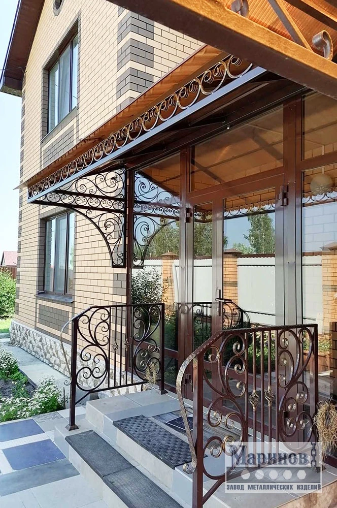 Односкатный козырёк крыльца с кольцевой передней полосой и фигурными подкосами К-18 — фото 1