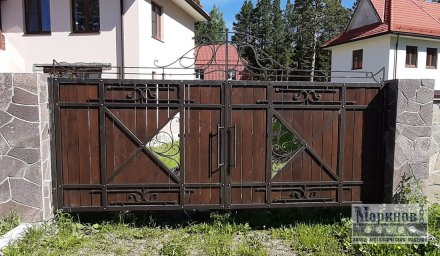 Металлические ворота с калиткой, диагональными рамками и коваными вставками В-10