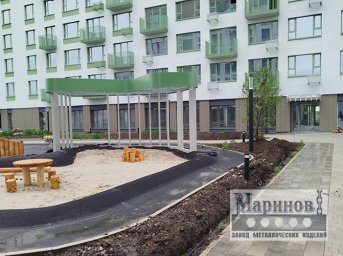 Круглый металлический павильон с зелёной кровлей и светлыми вертикальными стойками О-26