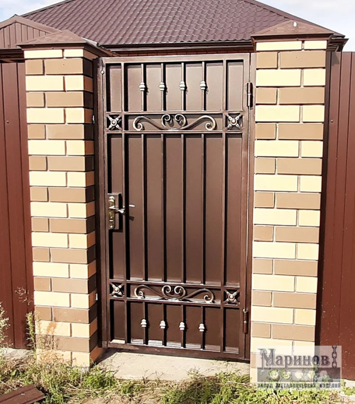 Металлическая калитка с вертикальными линиями и двумя поясами завитков В-21 — фото 1