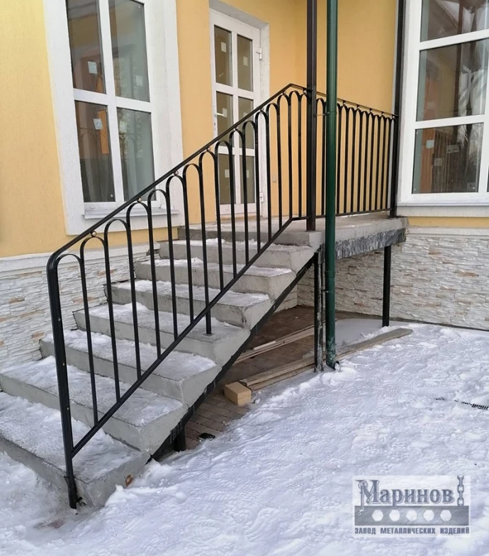 Металлическое ограждение входной группы с вертикальными прутьями и округлыми переходами ВГ-4 — фото 1