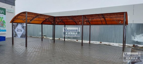 Протяжённый арочный навес на прямых стойках с покрытием янтарного оттенка Н-4
