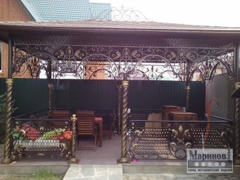 Металлическая беседка с плотным спиральным орнаментом и декоративными витыми стойками Б-5
