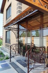 Односкатный козырёк крыльца с кольцевой передней полосой и фигурными подкосами К-18
