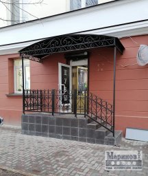 Кованые перила крыльца с круглыми элементами и прямоугольным обрамлением П-45