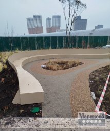 Металлическая парковая скамья с плавным изгибом и сплошным светлым сиденьем О-32