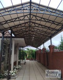 Металлический навес длинного прохода с двускатным каркасом и треугольными фермами Н-60
