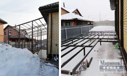 Протяжённый металлический каркас навеса вдоль стены с прямоугольными ячейками Н-29