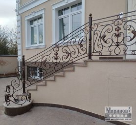 Кованые перила наружной лестницы с крупными спиралями и декоративным нижним завитком П-67