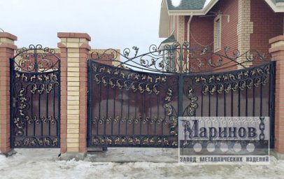 Кованые ворота и калитка с фигурным верхом и густым растительным декором В-27