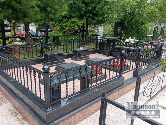 Металлическое ограждение мемориального участка с фигурными балясинами и круглыми навершиями П-66 — фото 1