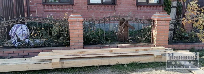 Металлическое ограждение палисадника с пиками и симметричным спиральным узором З-14