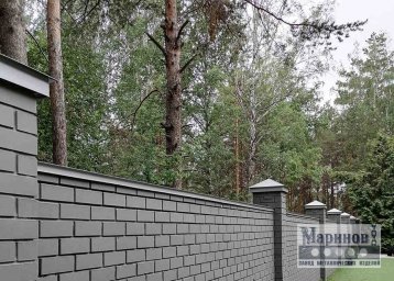 Металлические пирамидальные колпаки и верхняя планка для кирпичного забора З-12