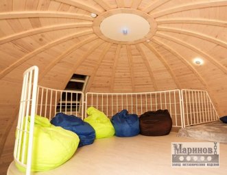 Белое металлическое ограждение верхней площадки с плавной дугой Л-25