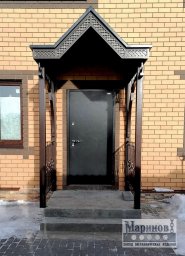 Двускатный металлический козырёк с острым фронтоном и прямыми опорами К-2