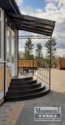 Металлическая входная группа с односкатным навесом и округлыми ступенями ВГ-11