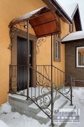 Металлическая входная группа с янтарным козырьком и завитками в ограждении ВГ-1