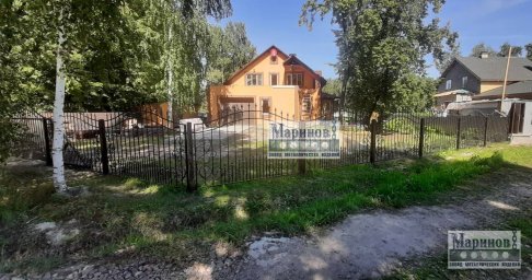 Открытый металлический забор с арочным верхом и частыми вертикальными прутьями З-9