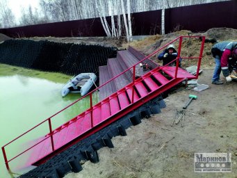 Красная металлическая лестница к воде с прямыми боковыми перилами Л-48